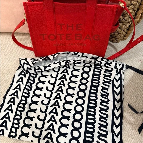 Marc Jacobs Red 'The Tote Bag' Structured Leather Tote with Strap - Picture 4 of 4